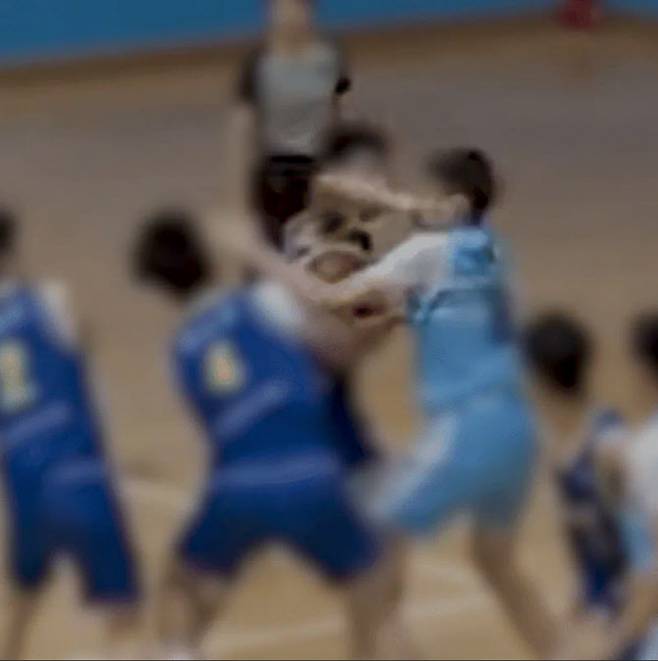 지난 8월 강원 양구군 문화체육관에서 열린 2025 한국중고농구 주말리그 왕중왕전 준결승전에서 한 선수가 상대편 중학교의 선수를 주먹으로 가격하는 일이 발생했다. /유튜브 ‘농야모’