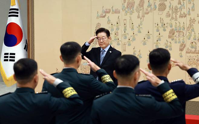 이재명 대통령이 지난 9월 2일 서울 용산 대통령실 청사에서 열린 대장 진급·보직 신고 및 삼정검 수치 수여식에서 대장 진급자들로부터 거수 경례를 받고 있다. (사진=뉴시스)