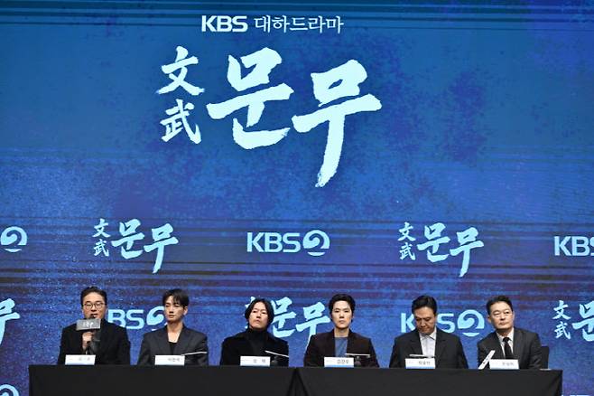 왼쪽부터 김영조 PD, 이현욱, 장혁, 김강우, 정웅인, 조성하(사진=KBS)