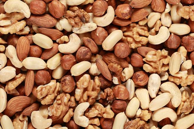 견과류는 불포화 지방산이 많아 몸속 중성지방과 콜레스테롤을 줄여서 혈액 순환을 돕는다. 사진=클립아트코리아