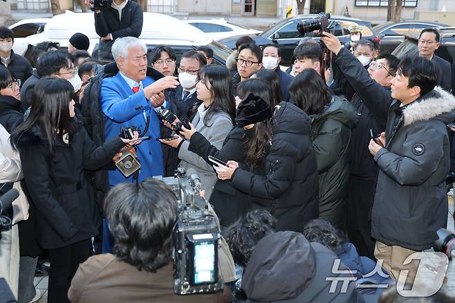 서울서부지법 폭력 난동 사태 배후로 지목돼 온 전광훈 사랑제일교회 목사가 18일 오전 피의자 신분으로 조사를 받기 위해 서울경찰청에 출석하며 취재진의 질문에 답하고 있다. 2025.11.18/뉴스1 ⓒ News1 이광호 기자