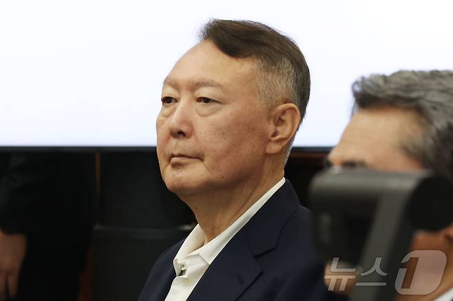 윤석열 전 대통령이 26일 서울 서초동 서울중앙지법에서 열린 특수공무집행방해 혐의 재판에 출석해 자리하고 있다. 2025.9.26/뉴스1 ⓒ News1 사진공동취재단