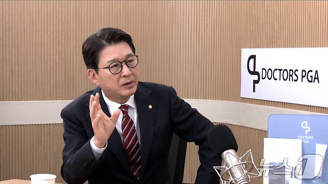 신동욱 국민의힘 최고위원이 18일 뉴스1TV '팩트앤뷰'에 출연해 질문에 답하고 있다.(뉴스1TV '팩트앤뷰' 캡처)