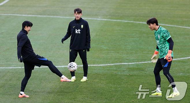 대한민국 남자 축구 국가대표팀 손흥민, 이재성, 송범근이 17일 오후 서울 마포구 월드컵경기장에서 올해 마지막 A매치 가나와의 평가전을 하루 앞두고 공식 훈련을 하고 있다. 2025.11.17/뉴스1 ⓒ News1 안은나 기자