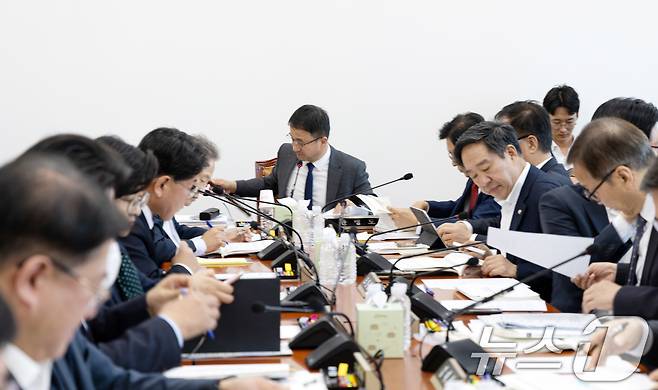 18일 서울 여의도 국회에서 열린 제429회국회(정기회) 예산결산특별위원회 제2차 예산안등조정소위원회에서 한병도 위원장이 의사봉을 두드리고 있다. 2025.11.18/뉴스1 ⓒ News1 이승배 기자