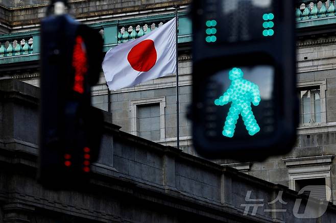 일본 도쿄 일본은행 본부 건물 위에 일장기가 휘날리고 있다. (자료사진) 2025.1.23 ⓒ 로이터=뉴스1 ⓒ News1 강민경 기자