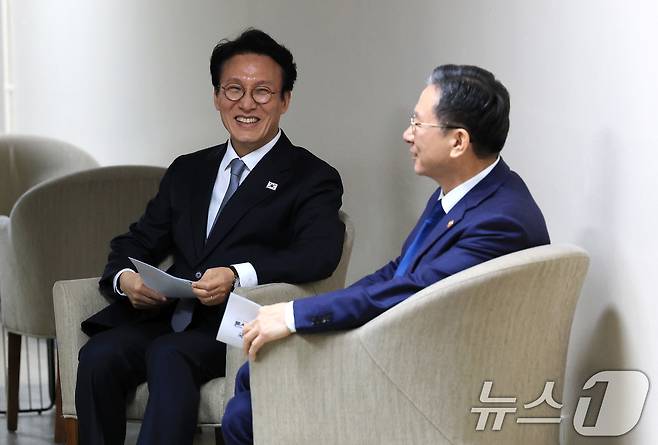 김민석 국무총리와 정성호 법무부 장관이 18일 서울 종로구 정부서울청사에서 론스타 ISDS 취소 신청 결과 관련 긴급 브리핑에 앞서 대화를 나누고 있다. 2025.11.18/뉴스1 ⓒ News1 임세영 기자