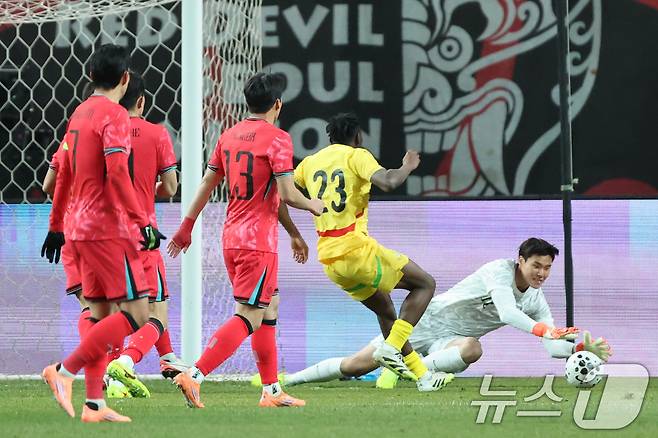 18일 오후 서울 마포구 서울월드컵경기장에서 열린 ‘하나은행 초청 국가대표팀 친선경기’ 대한민국과 가나와의 경기에서 대한민국 송범근을 슛을 막고 있다. 2025.11.18/뉴스1 ⓒ News1 황기선 기자