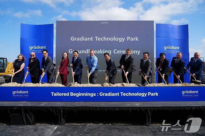지난 17일(현지시간) 미국 텍사스주 테일러시에서 열린 그래디언트 테크놀로지 파크 착공식에서 주요 참석자들이 기념 세리머니를 하고 있다.(아이마켓코리아 제공)