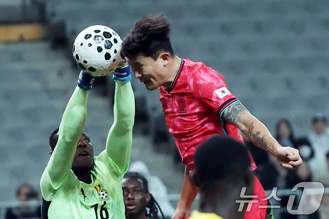 18일 오후 서울 마포구 서울월드컵경기장에서 열린 ‘하나은행 초청 국가대표팀 친선경기’ 대한민국과 가나와의 경기에서 대한민국 김민재가 헤더슛을 하고 있다. 2025.11.18/뉴스1 ⓒ News1 황기선 기자