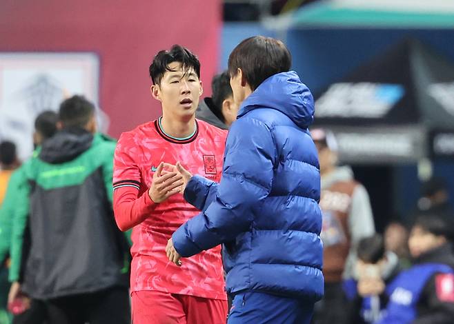 14일 대전월드컵경기장에서 열린 남자축구 국가대표 A매치 평가전 대한민국과 볼리비아의 경기. 한국 손흥민이 후반전에 교체된 뒤 홍명보 감독과 하이파이브하고 있다. 사진 | 대전=연합뉴스