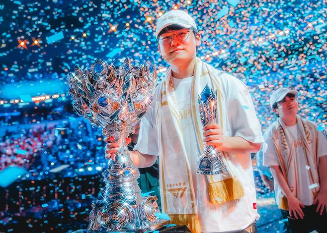 ‘구마유시’ 이민형이 9일 중국 청두 동안호 다목적 체육관에서 열린 2025 롤드컵 결승 우승 후 소환사의 컵과 파이널 MVP 트로피를 들고 포즈를 취하고 있다. 사진 | 라이엇 게임즈