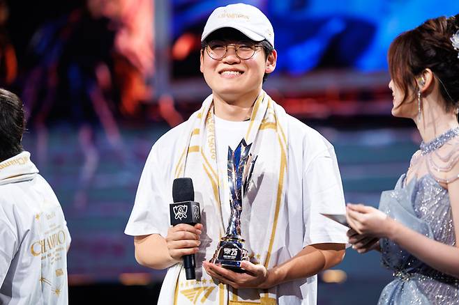 ‘구마유시’ 이민형이 9일 중국 청두 동안호 다목적 체육관에서 열린 2025 롤드컵 결승 우승 후 파이널 MVP 인터뷰를 하고 있다. 사진 | 라이엇 게임즈