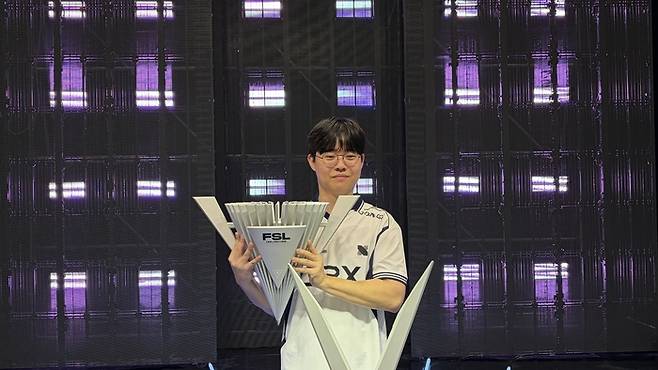 DRX ‘찬’ 박찬화가 15일 서울 마포구 상암SOOP콜로세움에서 열린 2025 FSL 서머 결승전 승리 후 세리머니를 하고 있다. 사진 | 넥슨
