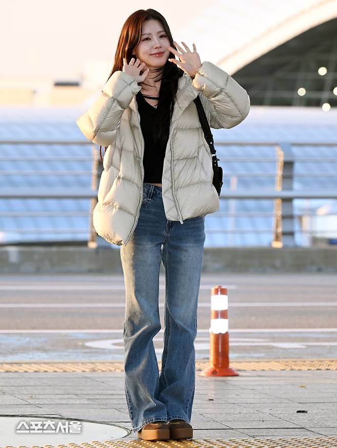 미연이 공항에 마중나온 팬들에게 인사하고 있다. 이주상기자 rainbow@sportsseoul.com