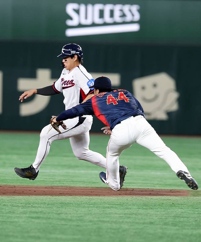 16일 일본 도쿄돔에서 열린 2025 K베이스볼 시리즈 대한민국과 일본의 평가전. 3회말 1사 1,3루 한동희 삼진아웃 때 1루 주자 송성문이 더블 스틸을 시도, 2루에서 세이프되고 있다. 사진 | 도쿄=연합뉴스