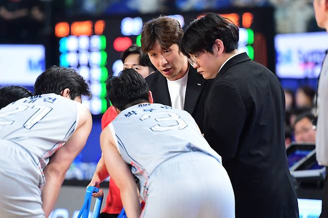 양동근 감독이 선수들에게 작전 지시를 내리고 있다. 사진 | KBL