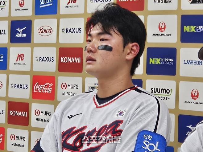 야구대표팀 김주원이 16일 일본 도쿄돔에서 열린 2025 K-베이스볼 시리즈 일본과 경기에서 9회말 동점 솔로 홈런을 때리며 무승부를 이끌었다. 경기 후 열린 기자회견에서 작고한 외할아버지 얘기가 나오자 눈물을 흘리고 있다. 도쿄 | 김동영 기자 raining99@sportsseoul.com