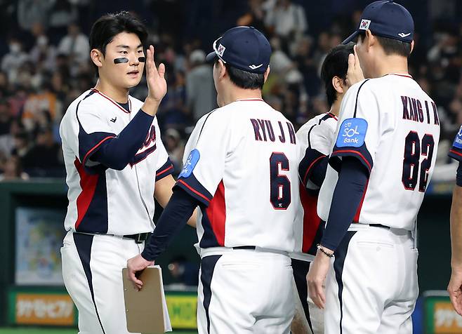 16일 일본 도쿄돔에서 열린 2025 K베이스볼 시리즈 대한민국과 일본의 평가전. 경기 후 9회말 극적인 동점 솔로홈런을 쏘아올린 김주원이 류지현 감독과 하이파이브를 나누고 있다. 사진 | 연합뉴스