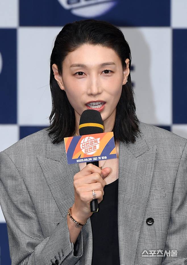 여자배구 레전드 김연경이 제작발표회에서 취재진의 질문에 답하고 있다.  2025. 9. 24.  박진업 기자 upandup@sporttsseoul.com