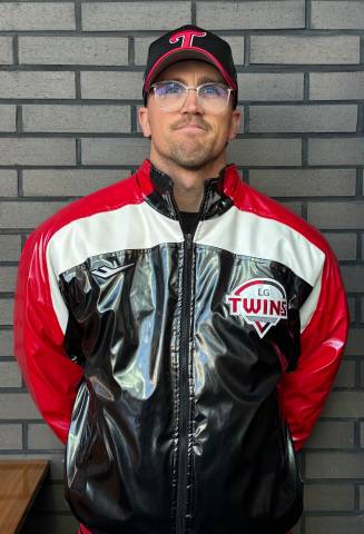 라클란 웰스가 LG 유니폼을 입고 포즈를 취하고 있다. 사진 | LG 트윈스