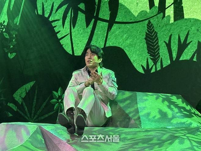 정문성이 18일 뮤지컬 ‘비하인드 더 문’ 프레스콜에서 우주비행사가 되기 위한 혹독한 훈련 과정을 보내고 있는 마이클 콜린스의 심정을 노래하고 있다. 사진 | 표권향 기자 gioia@sportsseoul.com