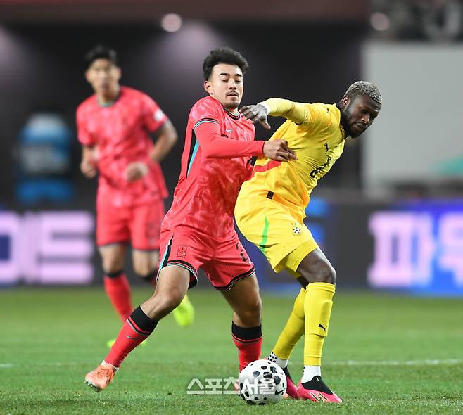 카스트로프가 18일 서울월드컵경기장에서 열린 남자축구 국가대표 평가전 가나와 경기에서 상대와 볼다툼을 하고 있다. 2025. 11. 18. 상암 | 최승섭기자 thunder@sportsseoul.com