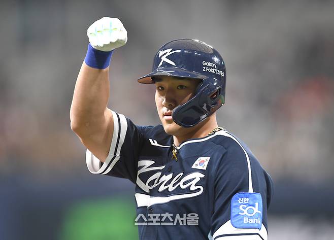 안현민이 9일 서울 고척스카이돔에서 열린 ‘2025 K-베이스볼 시리즈’ 체코와 2차전 경기 3회초 1사 내야안타를 친 후 세리머니를 하고 있다. 고척 | 최승섭 기자 thunder@sportsseoul.com