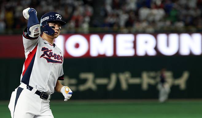 16일 일본 도쿄돔에서 열린 2025 K베이스볼 시리즈 대한민국과 일본의 평가전. 9회말 2사 주자없는 상황 김주원이 동점 솔로홈런을 쏘아올린 뒤 그라운드를 돌고 있다. 사진 | 도쿄=연합뉴스