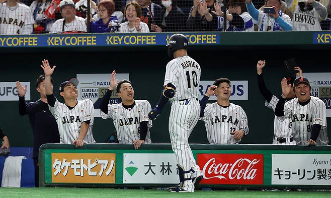 15일 일본 도쿄돔에서 열린 2025 K베이스볼 시리즈 대한민국과 일본의 평가전. 5회말 무사 1,2루 상황 일본 기시다가 스리런 홈런을 친 뒤 동료들과 기쁨을 나누고 있다. 사진 | 도쿄=연합뉴스