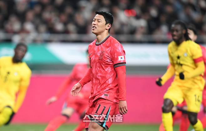 황희찬이 18일 서울월드컵경기장에서 열린 남자축구 국가대표 평가전 가나와 경기에서 패널티킥을 실패한 후 아쉬워하고 있다.  2025. 11. 18. 상암 | 최승섭기자 thunder@sportsseoul.com