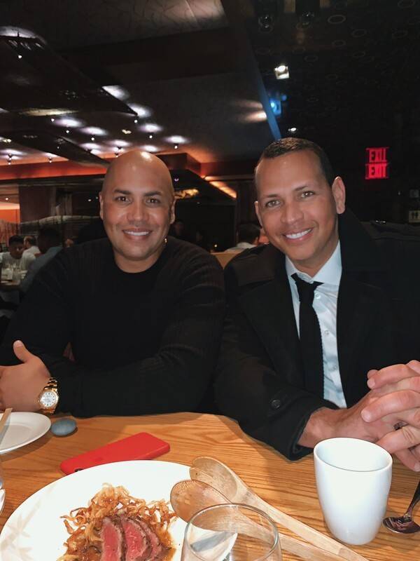 (좌측부터)카를로스 벨트란과 알렉스 로드리게스가 과거 한 식당에서 식사하던 중 사진을 촬영했다. /사진=알렉스 로드리게스 개인 채널