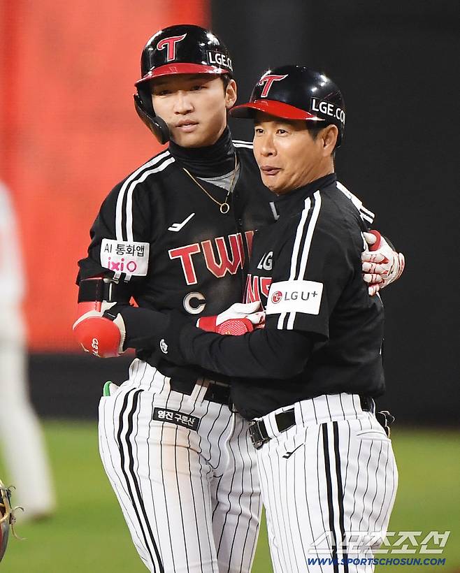 31일 대전 한화생명볼파크에서 열린 LG와 한화의 한국시리즈 5차전. 9회초 1사 1, 2루 박해민이 안타를 친 후 송지만 코치와 포옹하고 있다. 대전=정재근 기자 cjg@sportschosun.com/2025.10.31/
