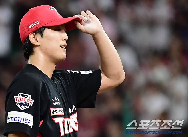 28일 인천 SSG랜더스필드에서 열린 KBO리그 SSG와 KIA의 경기. 3회 1사 1, 2루. 강판 당하는 KIA 선발 이의리. 인천=송정헌 기자songs@sportschosun.com/2025.08.28/