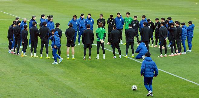 올해 마지막 A매치 앞둔 한국 축구대표팀

    (서울=연합뉴스) 신현우 기자 = 가나와의 평가전을 하루 앞둔 한국 축구대표팀 선수들이 17일 서울 마포구 서울월드컵경기장에서 훈련하기에 앞서 홍명보 감독 등 코치진과 함께 모여 있다. 2025.11.17