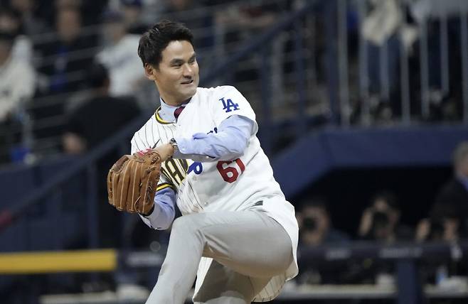 박찬호가 2024년 3월 21일 고척스카이돔에서 열린 LA 다저스와 샌디에이고 파드리스의 메이저리그 개막전에 양 팀 유니폼을 반씩 섞은 저지를 입고 시구를 하고 있다. AP연합뉴스