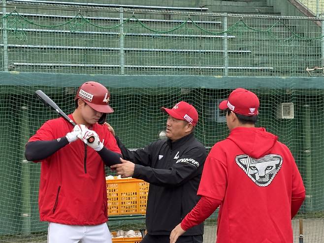 SSG 류효승에게 타격 조언을 해주고 있는 야마사키 인스트럭터(가운데). 사진=SSG 랜더스