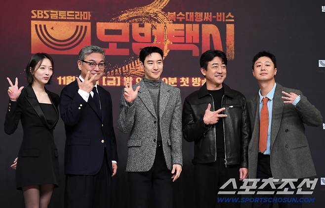 SBS 모범택시3 제작발표회가 18일 서울 목동 SBS사옥에서 열렸다. 표예진, 김의성, 이제훈, 장혁진, 배유람이 포토타임을 갖고 있다. 목동=박재만 기자 pjm@sportschosun.com/2025.11.18/