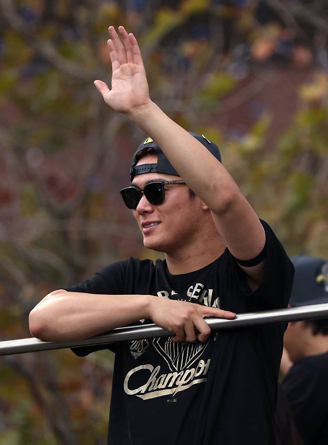LOS ANGELES, CALIFORNIA - NOVEMBER 03: Yoshinobu Yamamoto of the Los Angeles Dodgers acknowledges the crowd during the Dodgers 2025 World Series Championship parade on November 03, 2025 in Los Angeles, California.   Luke Hales/Getty Images/AFP (Photo by Luke Hales / GETTY IMAGES NORTH AMERICA / Getty Images via AFP)

<저작권자(c) 연합뉴스, 무단 전재-재배포, AI 학습 및 활용 금지>