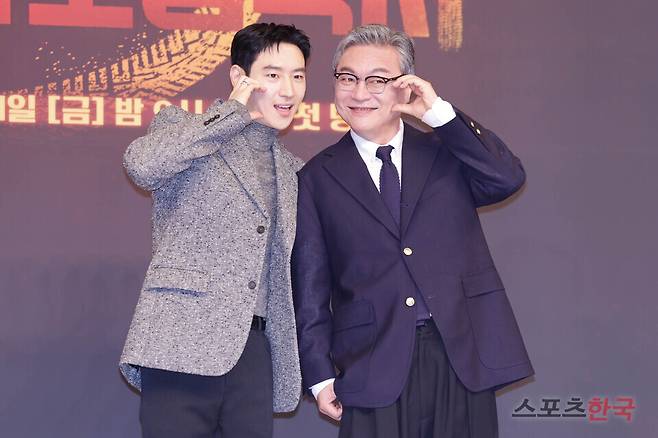 SBS 새 금토드라마 '모범택시3' 제작발표회에 참석한 이제훈, 김의성. 25.11.18 ⓒ이혜영 기자 lhy@hankooki.com