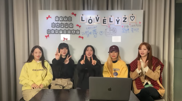 그룹 러블리즈의 유지애 케이 서지수 베이비소울 정예인(왼쪽부터)은 12일 밤 데뷔 11주년을 맞아 기념 라이브 방송을 진행했다./러블리즈 유튜브 캡처