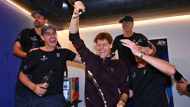 지난 16일 ATP 파이널 우승으로 2025 시즌 대미를 장식한 야니크 시너가 코치 등 팀원들과 샴페인을 터뜨리고 있다. 사진/ATP 투어