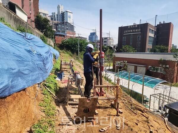 동인천중학교 노후 석축과 스탠드 정비 공사 모습