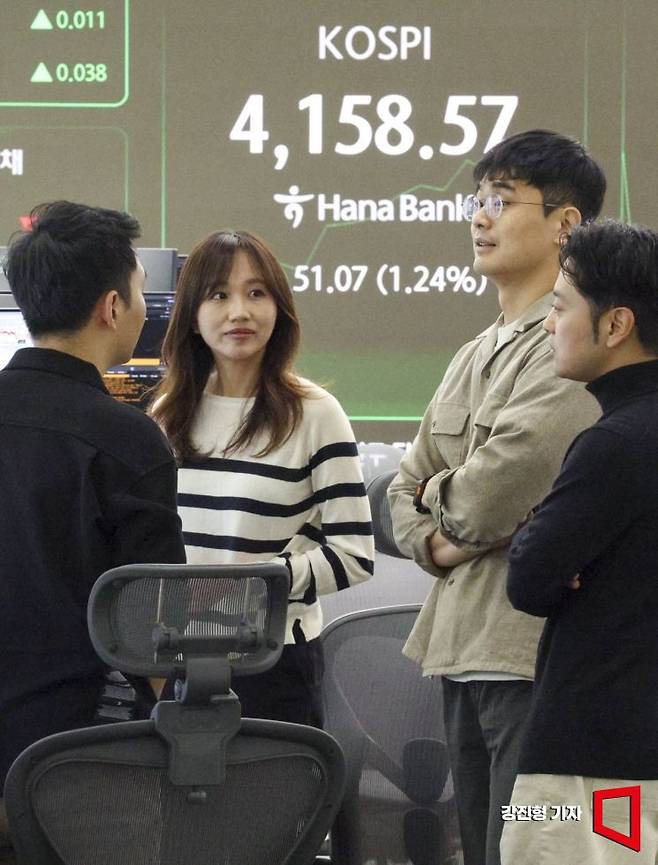 코스피 지수가 크게 오른 지난 3일 서울 중구 하나은행 본점 딜링룸에서 딜러들이 업무를 보고 있다. 2025.11.3 강진형 기자