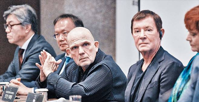 ‘트리스탄과 이졸데’를 공연하는 최상호(왼쪽부터) 국립오페라단 단장 , 정재왈 서울시향 대표, 야프 판 즈베던 서울시향 음악 감독, 연출가 슈테판 메르키, 소프라노 캐서린 포스터./국립오페라단