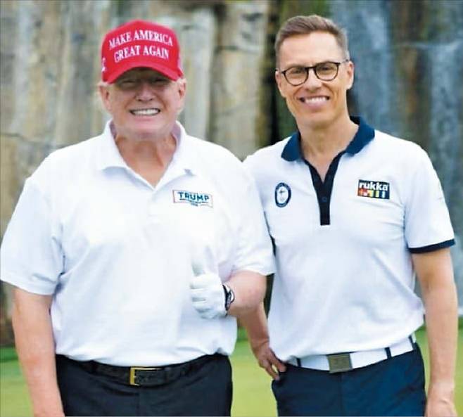 지난 3월 알렉산데르 스투브(오른쪽) 핀란드 대통령이 도널드 트럼프 미국 대통령과 함께 골프를 친 후 기념 촬영을 하고 있다./트루스소셜