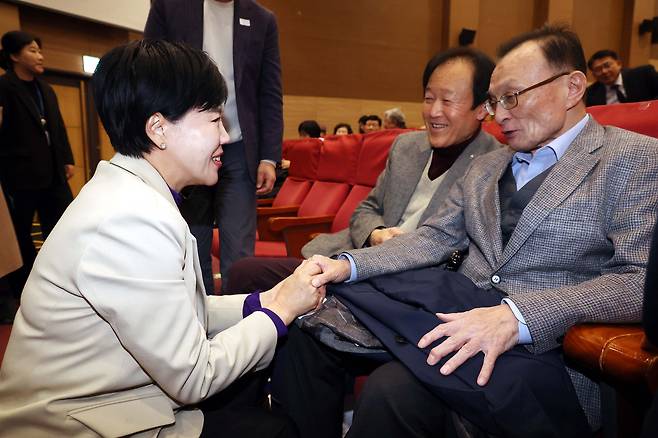 이해찬(오른쪽) 민주평화통일자문회의 수석부의장이 17일 민주당 정치아카데미에서 전현희 더불어민주당 최고위원과 악수하고 있다./뉴시스