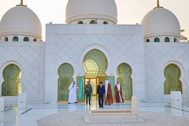 이재명 대통령이 17일(현지 시각) 아랍에미리트 아부다비의 셰이크 자이드 그랜드 모스크를 방문했다. 이 대통령은 모스크 안에 있는 초대 대통령 자이드 빈 술탄 알 나흐얀의 영묘를 찾았다./뉴시스
