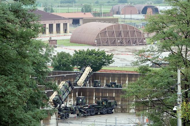 경기 평택시 주한미군 오산공군기지에 패트리엇(PAC-3) 미사일이 배치돼 있다. 최근 오산·수원·평택·청주 등 주요 군사기지 주변에서 무전기까지 들고 전투기를 촬영하던 10대 중국인 고교생이 일반이적죄 혐의로 구속됐다. 사정당국 관계자는 “처음엔 중국인 관광객에서 시작했다가 유학생, 10대 고교생, 대만인에 이어 결혼이민자까지 외국인의 군사기지 촬영 수법이 다양해지고 있다"고 했다./뉴스1
