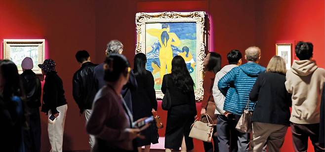 16일 서울 용산구 국립중앙박물관에서 열리고 있는 미국 뉴욕 메트로폴리탄 박물관 소장품 특별전 ‘인상주의에서 초기 모더니즘까지, 빛을 수집한 사람들’에서 관람객들이 폴 고갱의 ‘목욕하는 타히티 여인들’(가운데 큰 그림)을 보고 있다. /장련성 기자